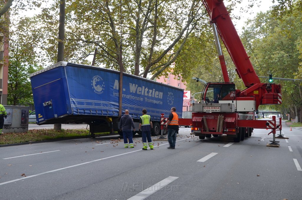 LKW verliert Auflieger Koeln Boltensternstr Pasteurstr P1958.JPG